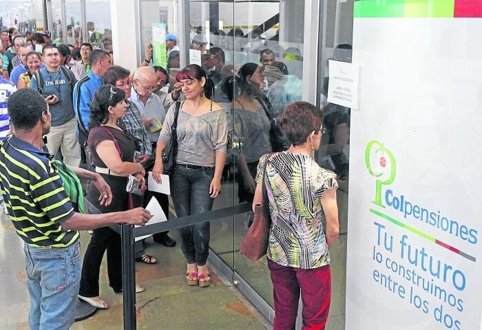 Grupo de gente en la calle